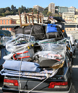 Wstentauglich - Reisen in die Wste
                              - Foto001 - Im Hafen von Genua sieht man
                              absonderliche Packmethoden!