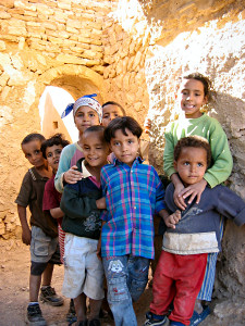 Wstentauglich - Reisen in die Sahara
                              - Foto007 - Auch hier gibt es neugierige
                              Kinder