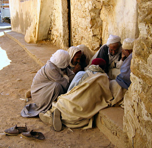 Wstentauglich - Reisen in die Sahara
                              - Foto009 - Mnner beim Brettspiel